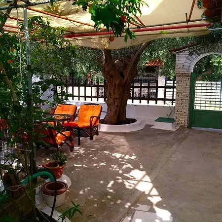 Our Parent's House. Family House For Rent Skála Kallirákhis